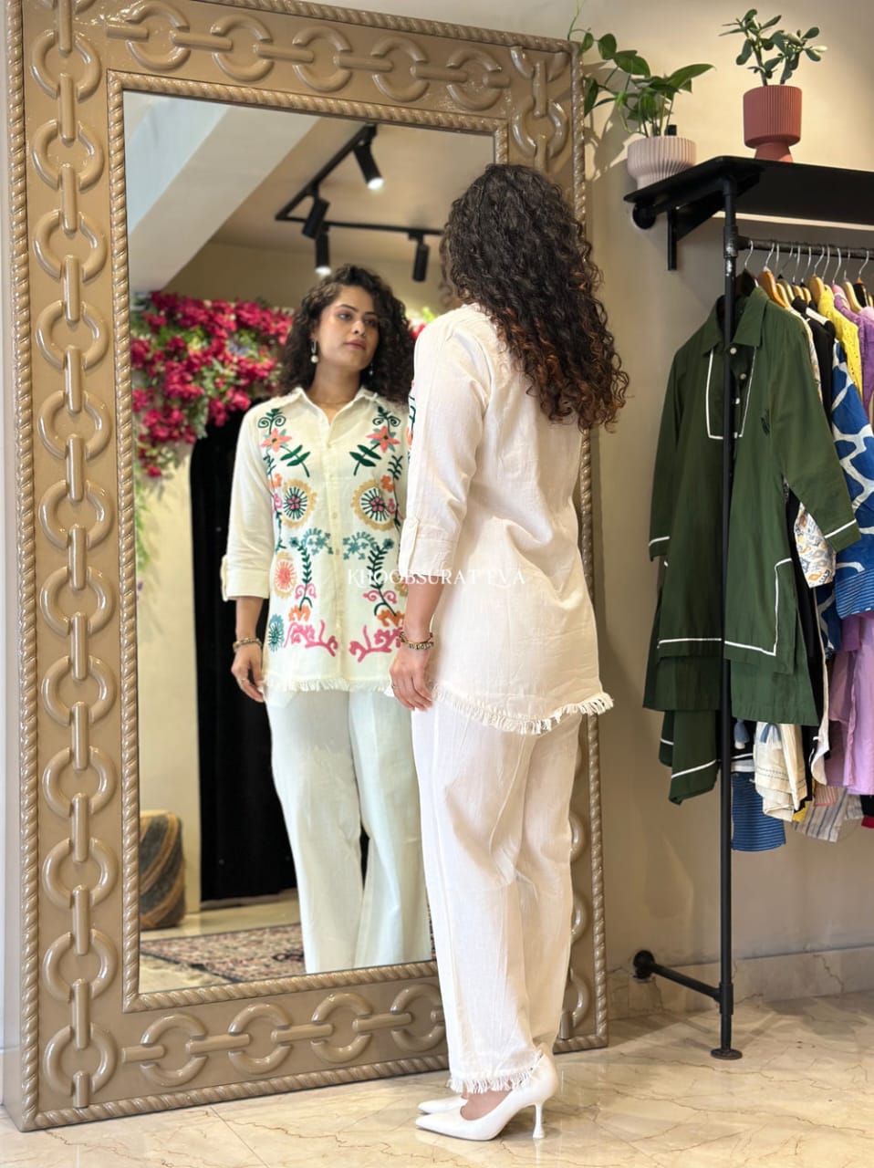 Stylish kurta set with beautiful embroidery work!