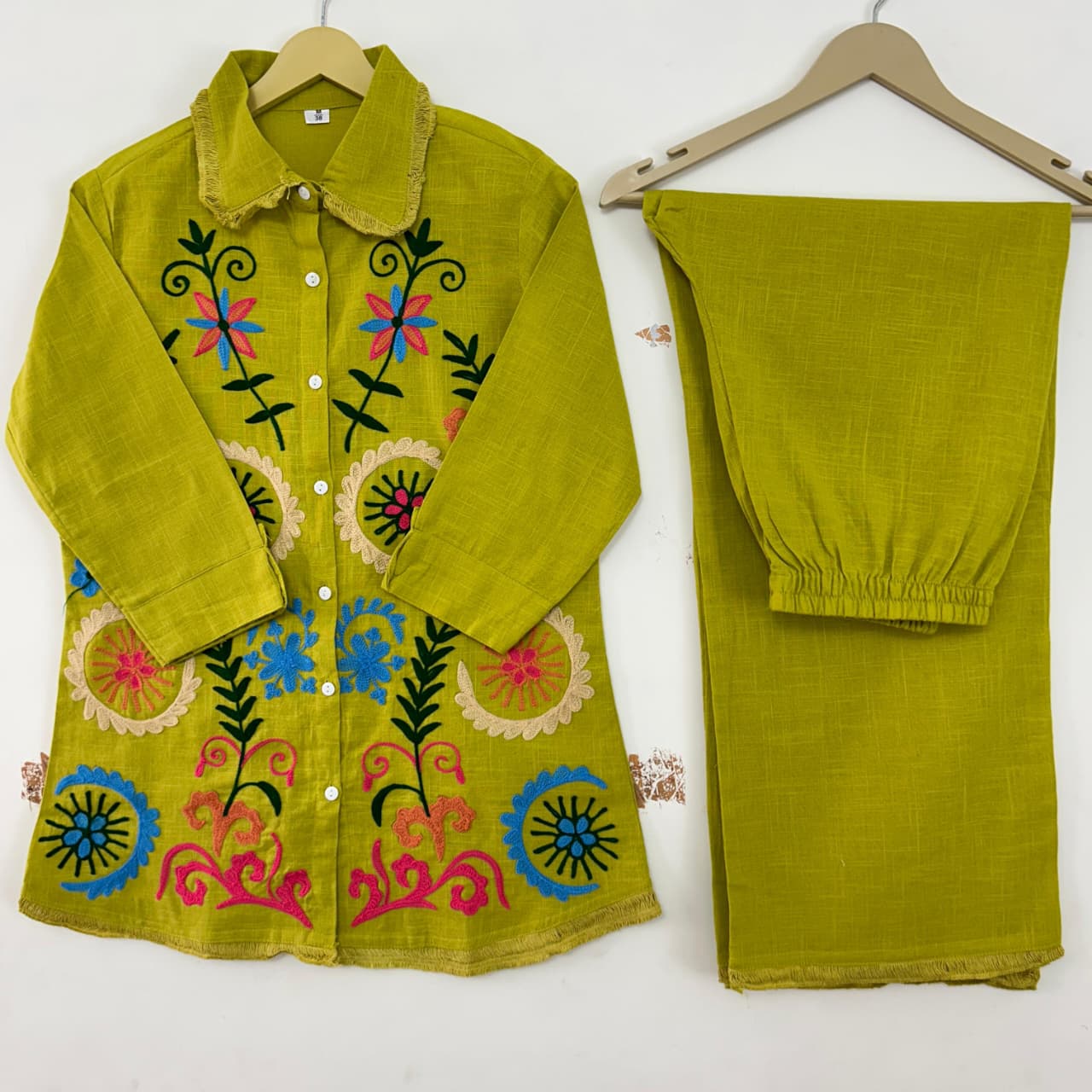 Stylish kurta set with beautiful embroidery work!