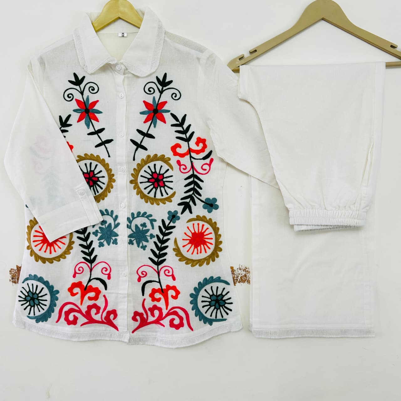 Stylish kurta set with beautiful embroidery work!