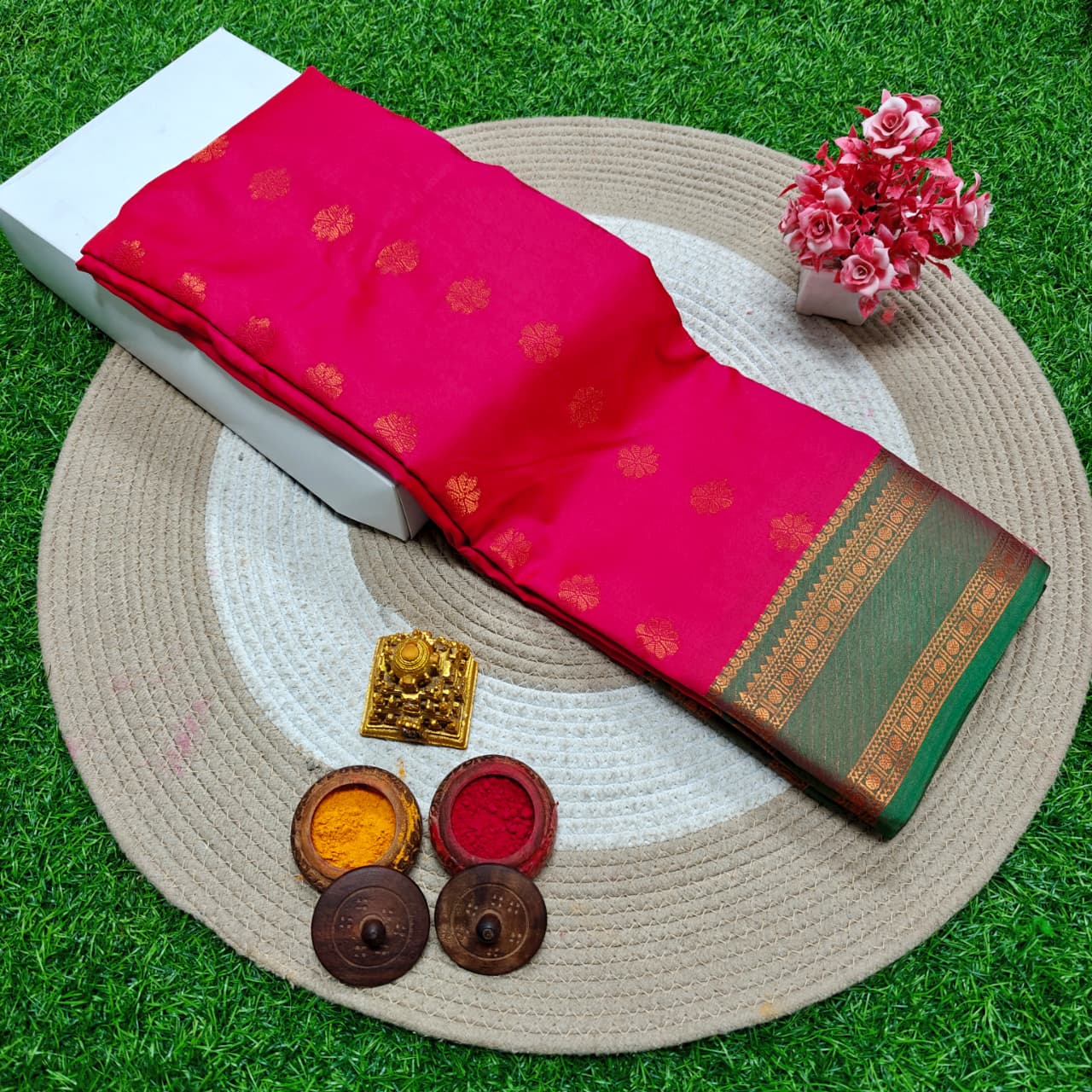 beautiful Rettai Petta Border Soft Silk Saree! 🌹 Here are the details: