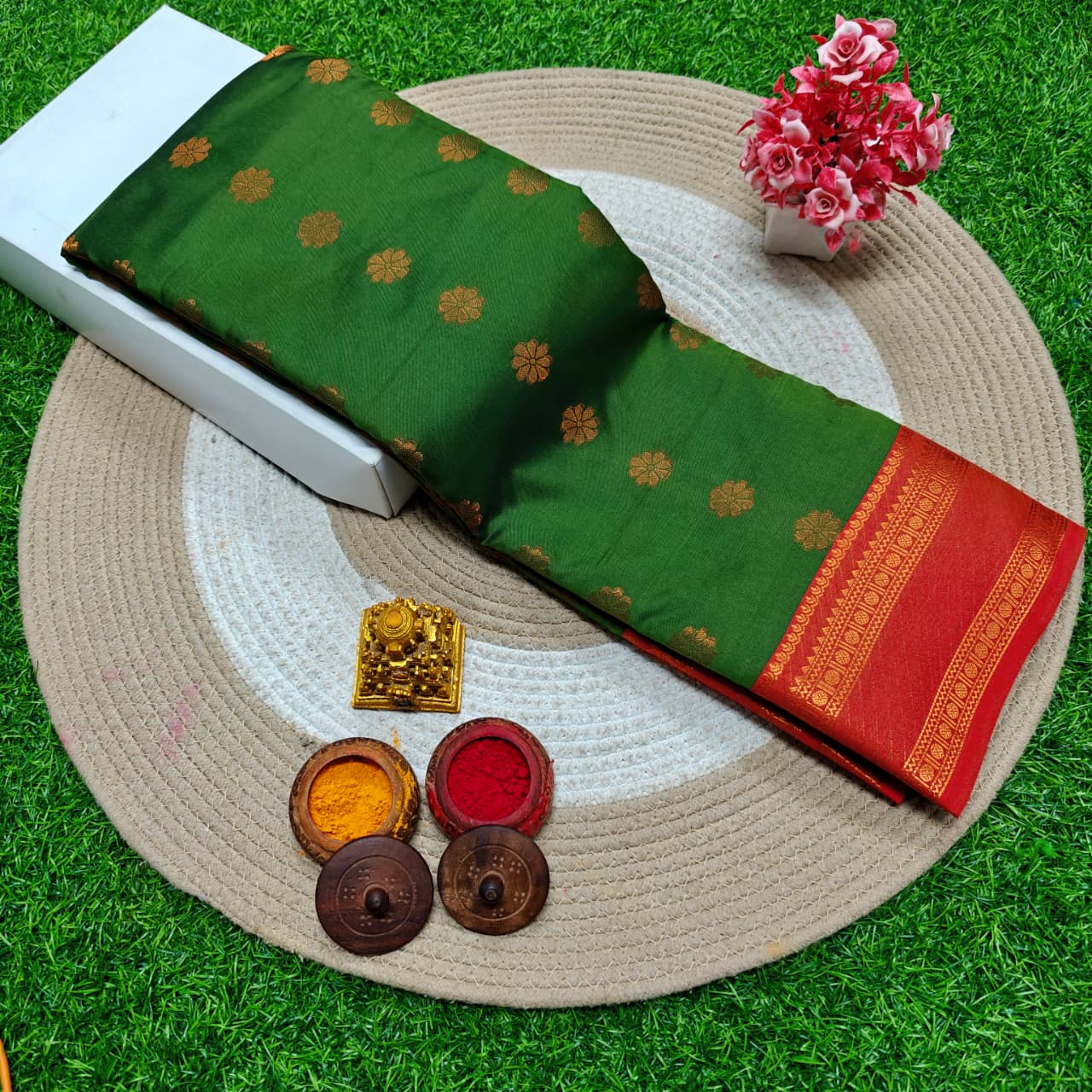 beautiful Rettai Petta Border Soft Silk Saree! 🌹 Here are the details: