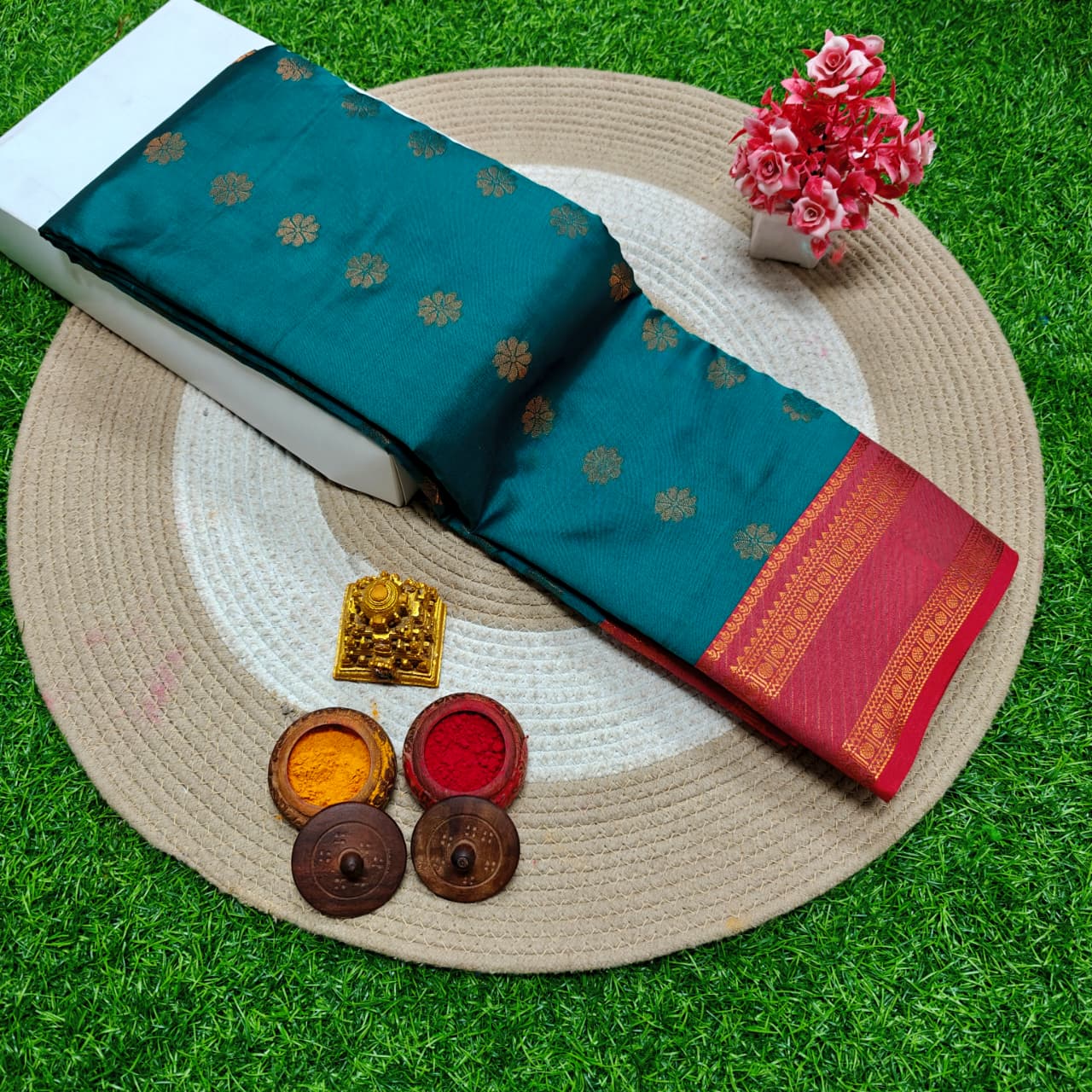 beautiful Rettai Petta Border Soft Silk Saree! 🌹 Here are the details: