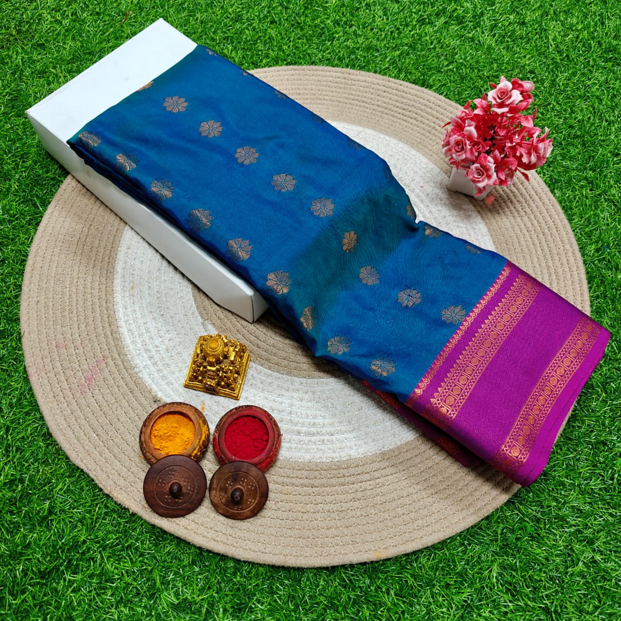 beautiful Rettai Petta Border Soft Silk Saree! 🌹 Here are the details: