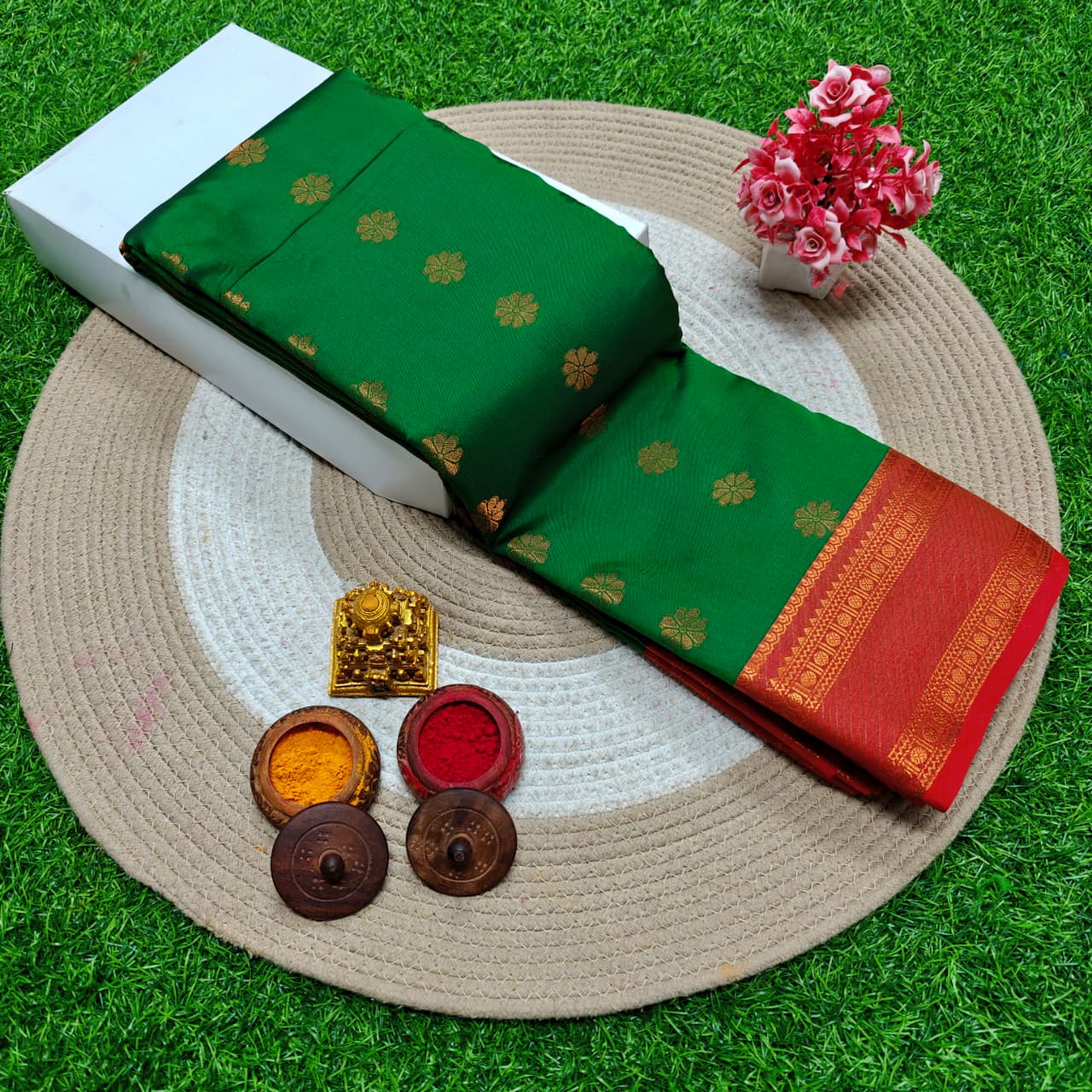 beautiful Rettai Petta Border Soft Silk Saree! 🌹 Here are the details: