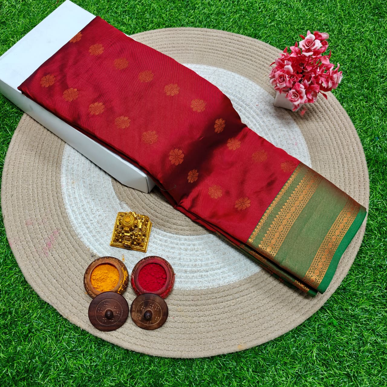 beautiful Rettai Petta Border Soft Silk Saree! 🌹 Here are the details: