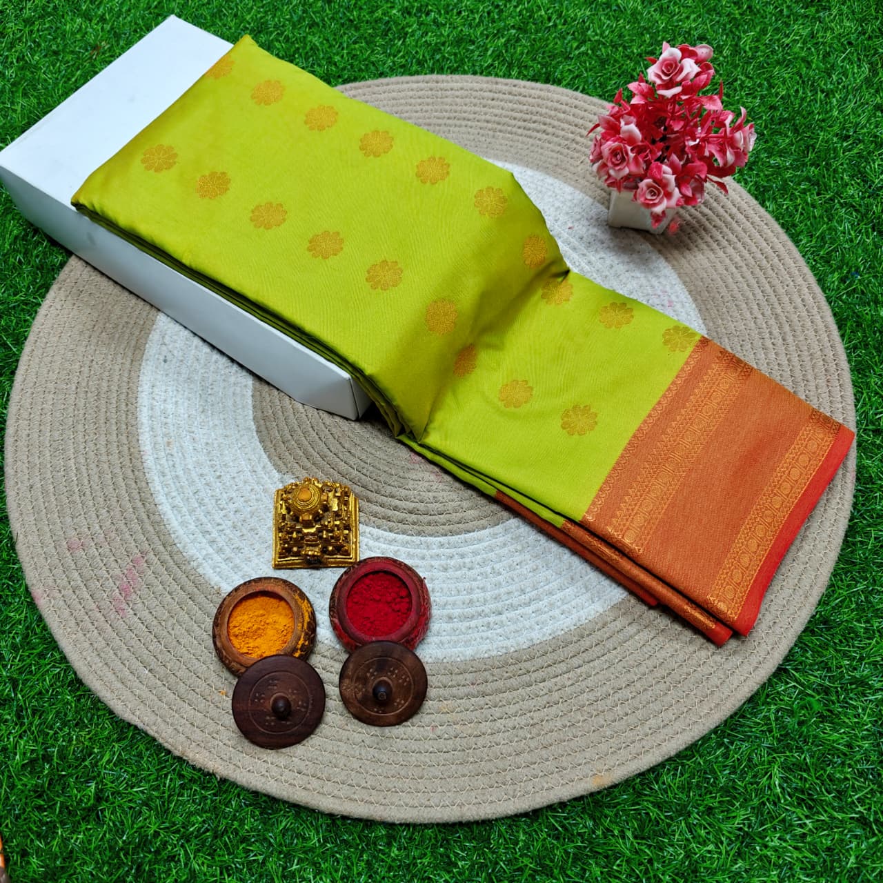 beautiful Rettai Petta Border Soft Silk Saree! 🌹 Here are the details: