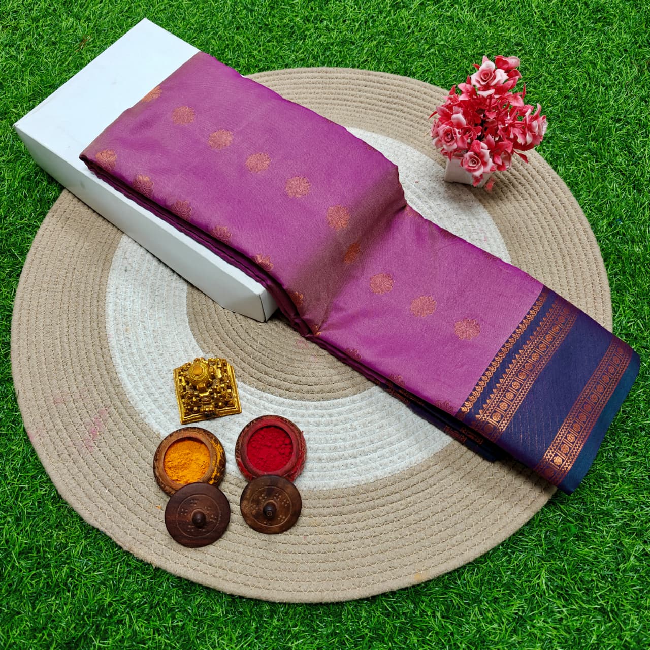 beautiful Rettai Petta Border Soft Silk Saree! 🌹 Here are the details: