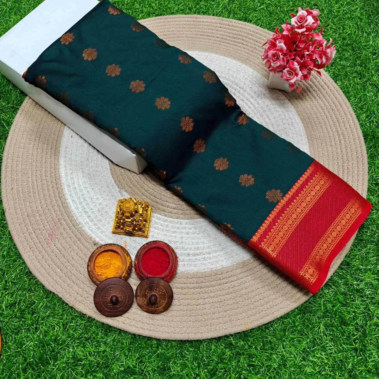 beautiful Rettai Petta Border Soft Silk Saree! 🌹 Here are the details: