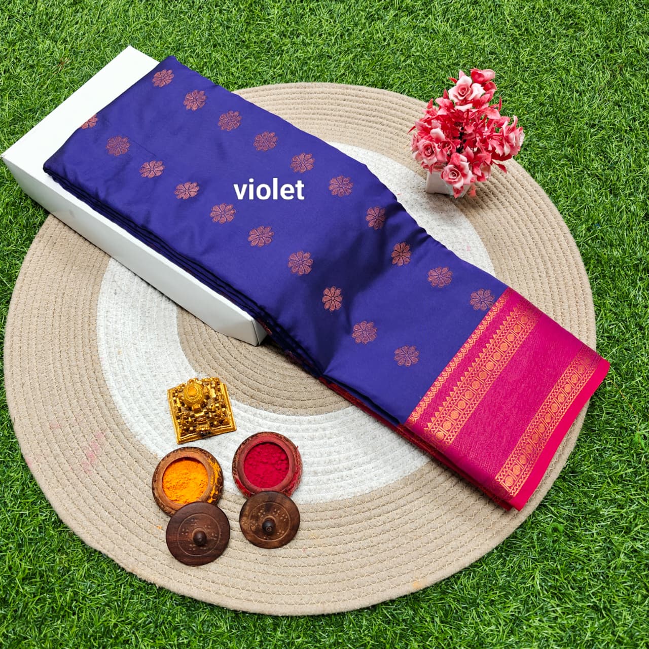 beautiful Rettai Petta Border Soft Silk Saree! 🌹 Here are the details: