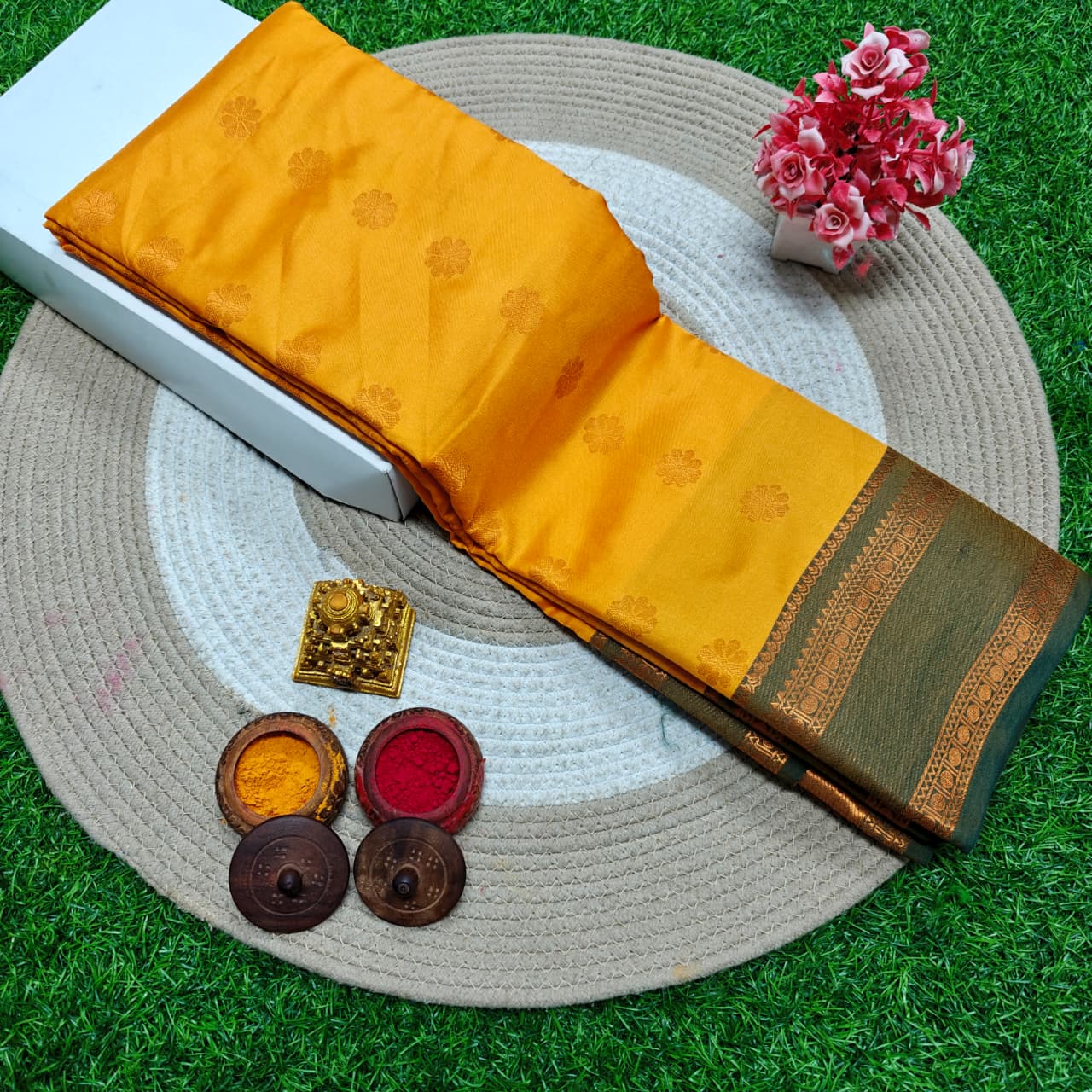 beautiful Rettai Petta Border Soft Silk Saree! 🌹 Here are the details: