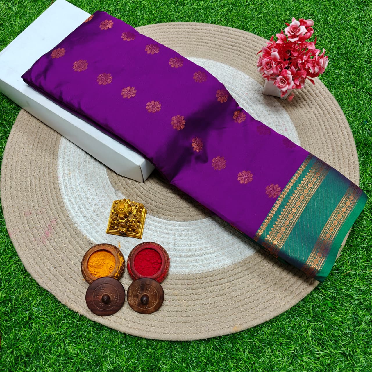 beautiful Rettai Petta Border Soft Silk Saree! 🌹 Here are the details: